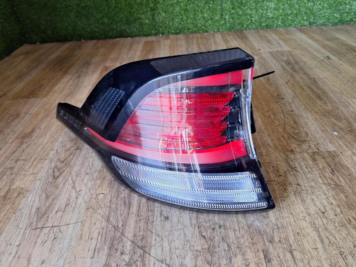 1000906629-Left Taillight Top