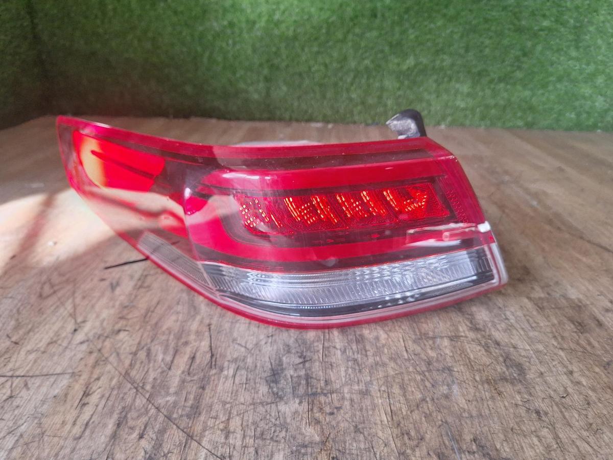 1000909788-Left Taillight Top