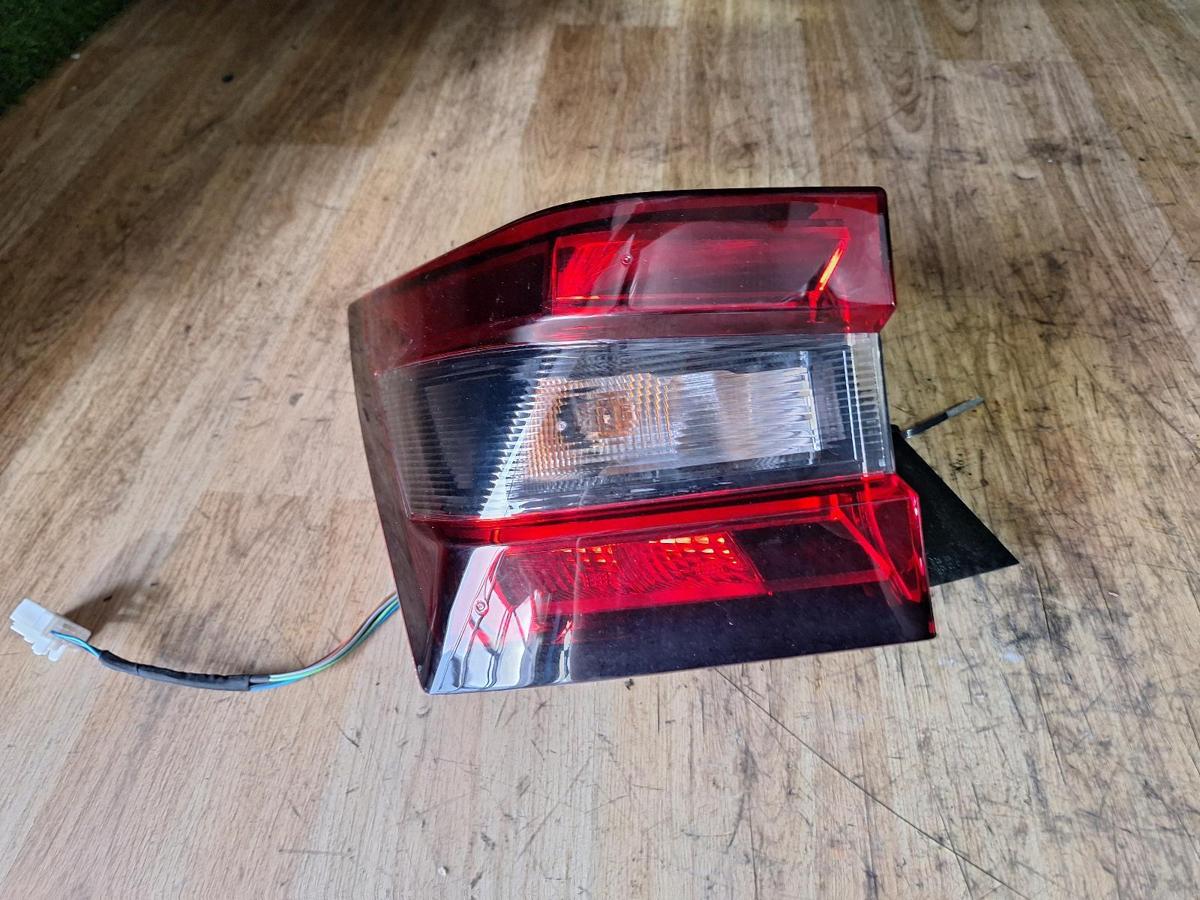 1000912585-Left Taillight Top
