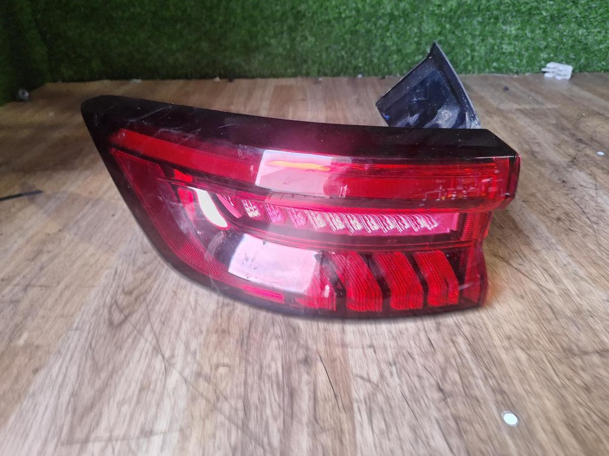 1000913490-Left Taillight Top