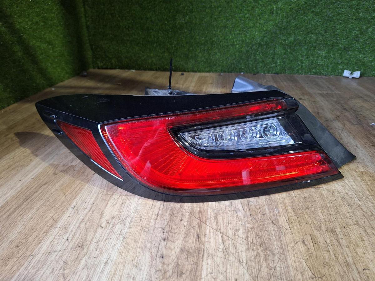 1000915959-Left Taillight Top