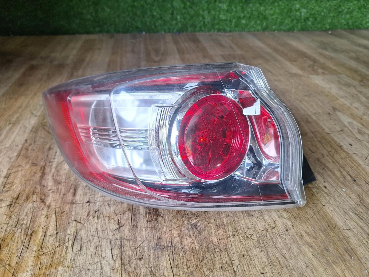 1000917079-Left Taillight Top