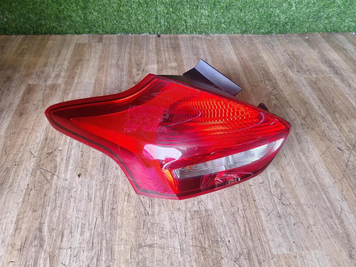 1000918159-Left Taillight Top
