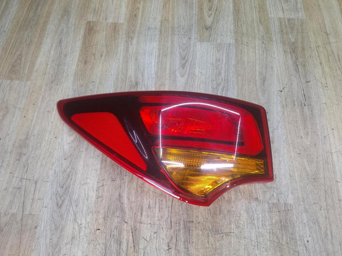 1000918748-Left Taillight Top