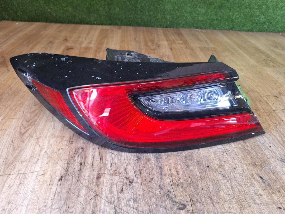 1000919908-Left Taillight Top