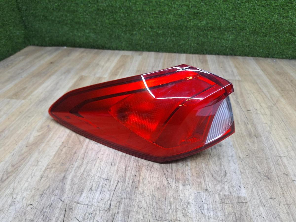 1000932999-Left Taillight Top