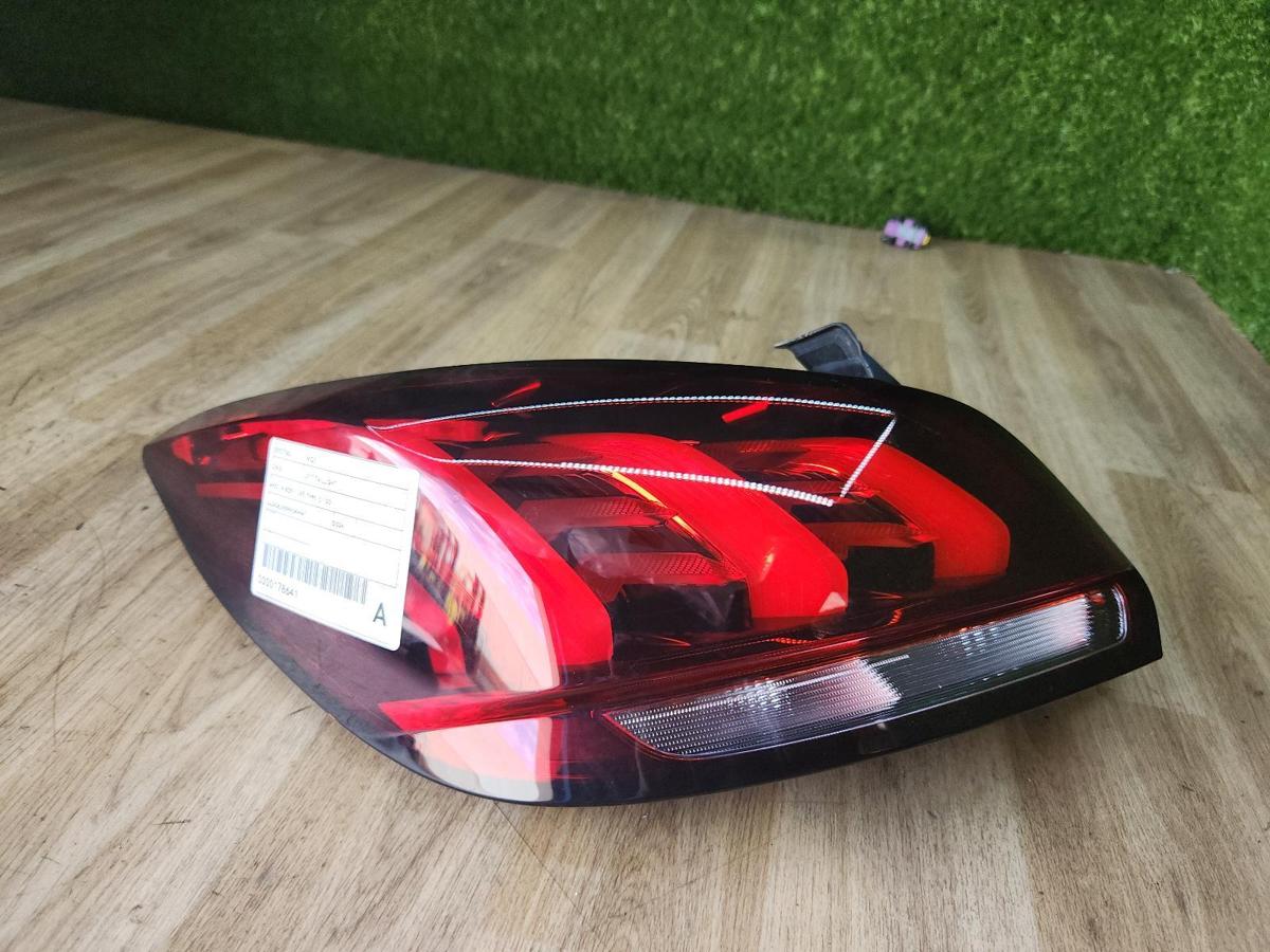1000884330-Left Taillight Top