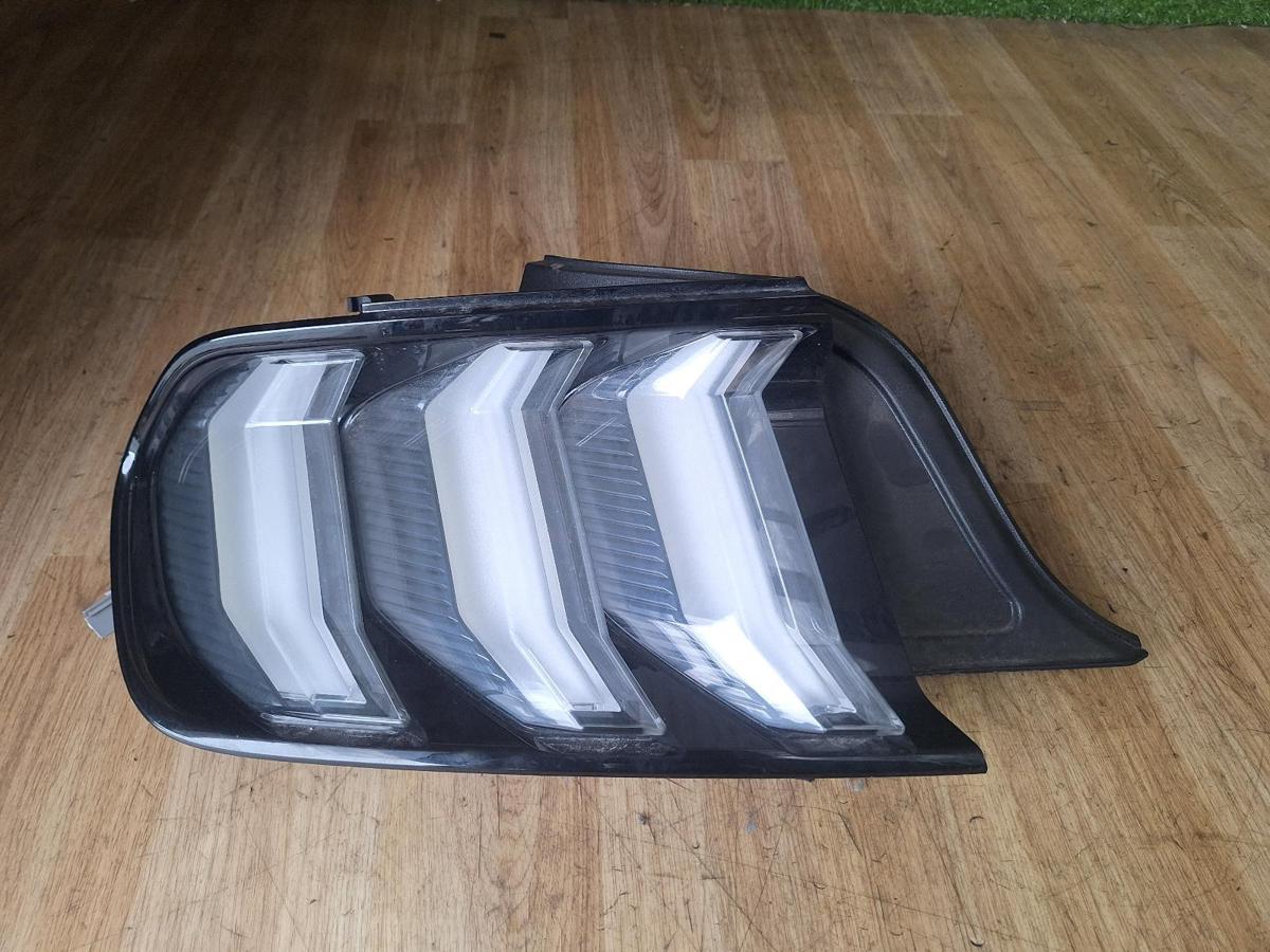 1000902450-Left Taillight Top