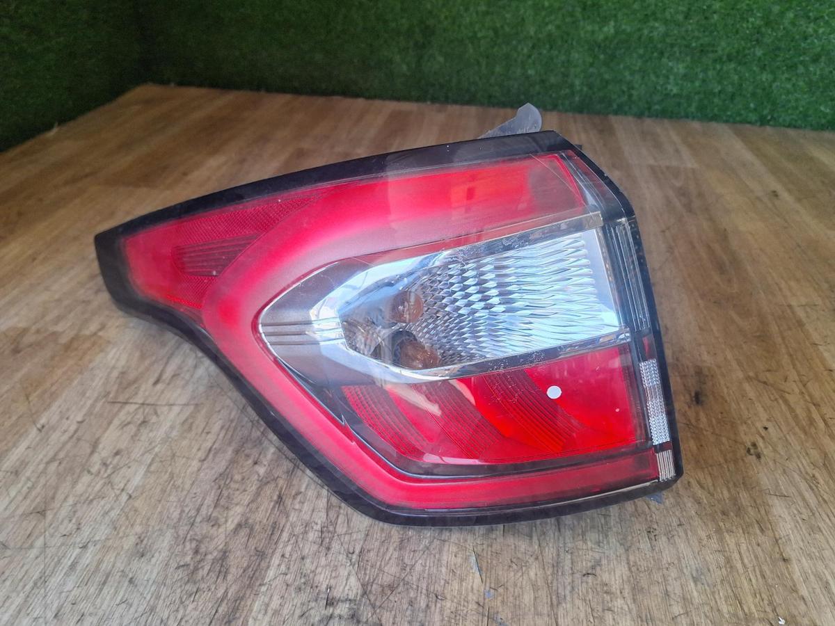 1000905761-Left Taillight Top
