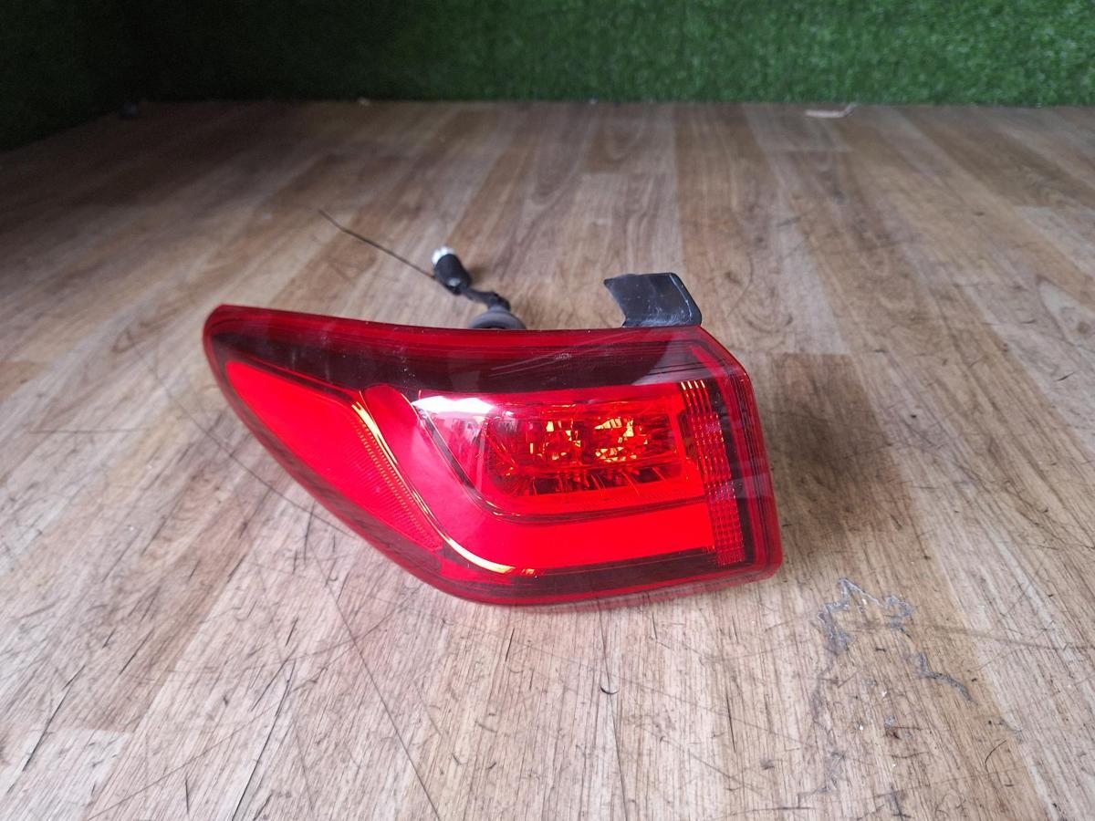 1000911752-Left Taillight Top