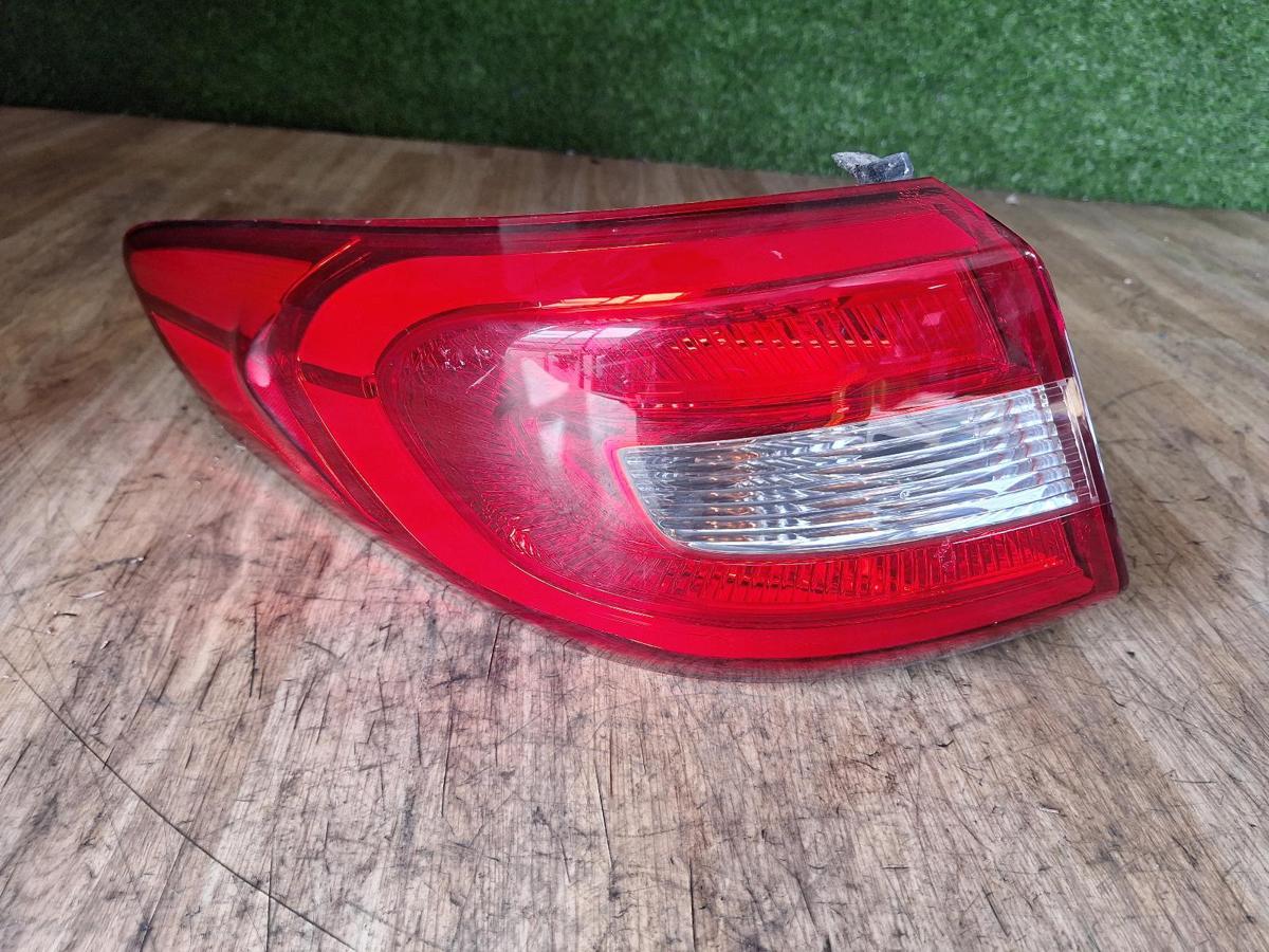1000912707-Left Taillight Top
