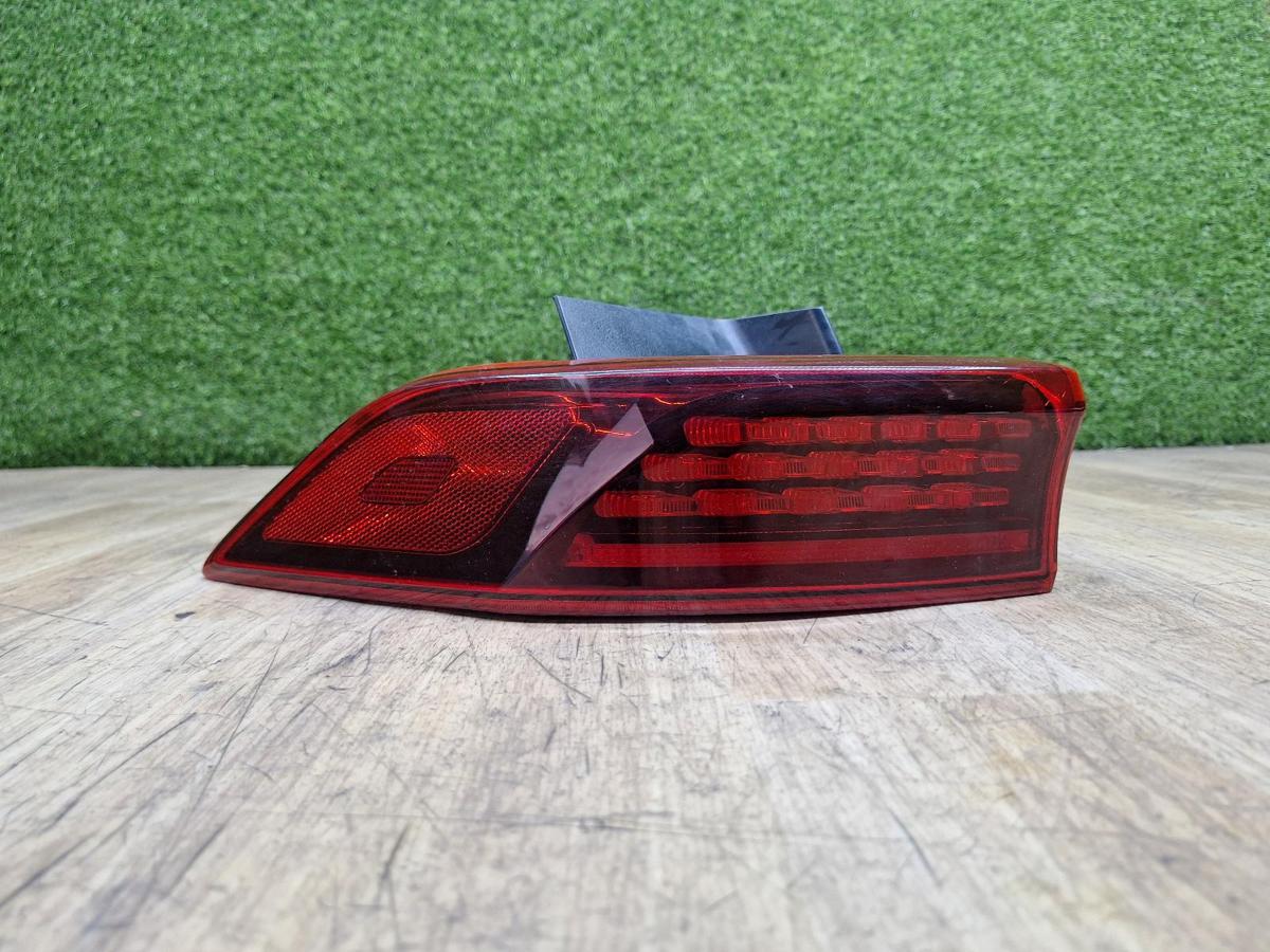 1000920145-Left Taillight Top