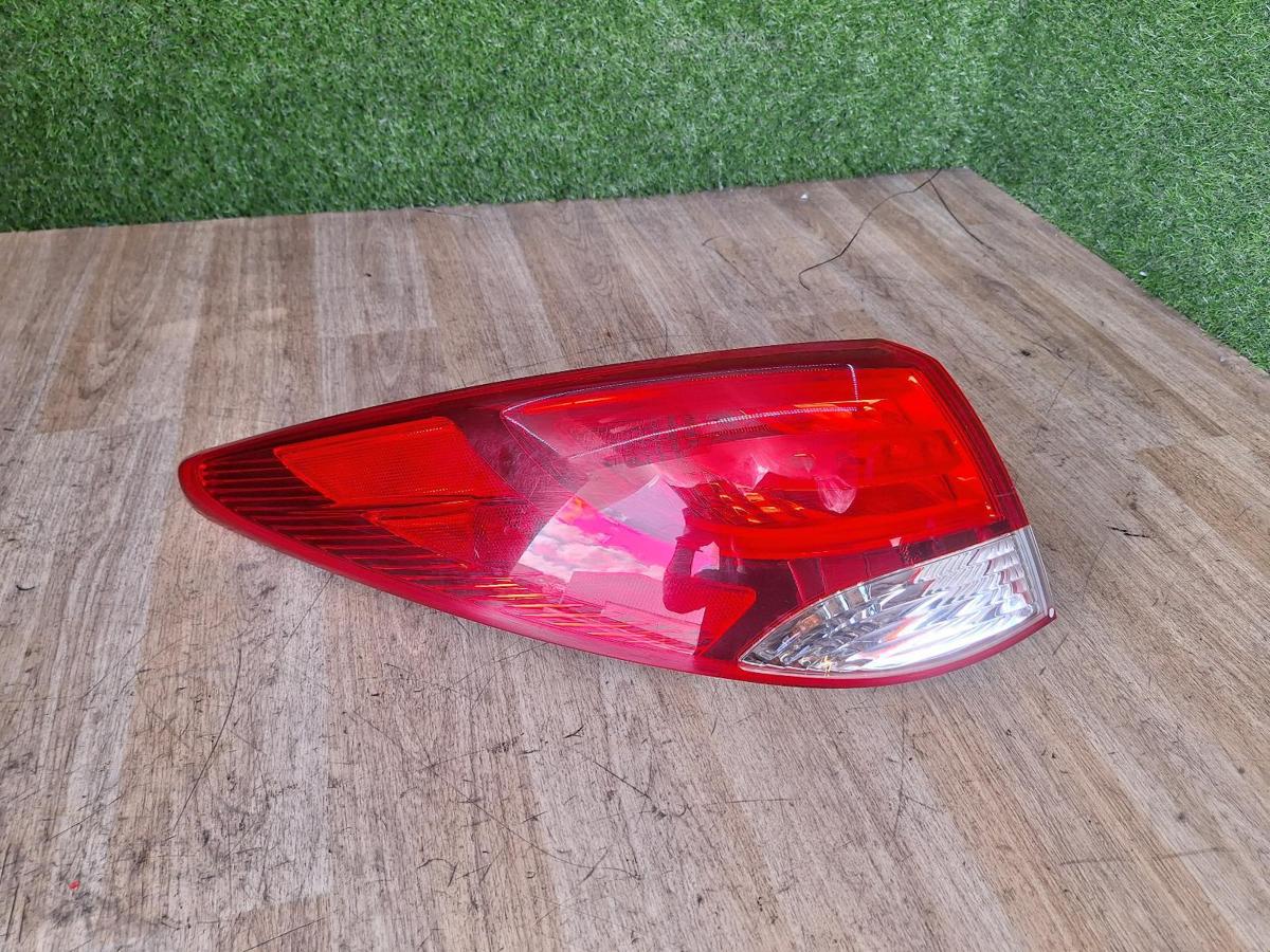 1000922976-Left Taillight Top