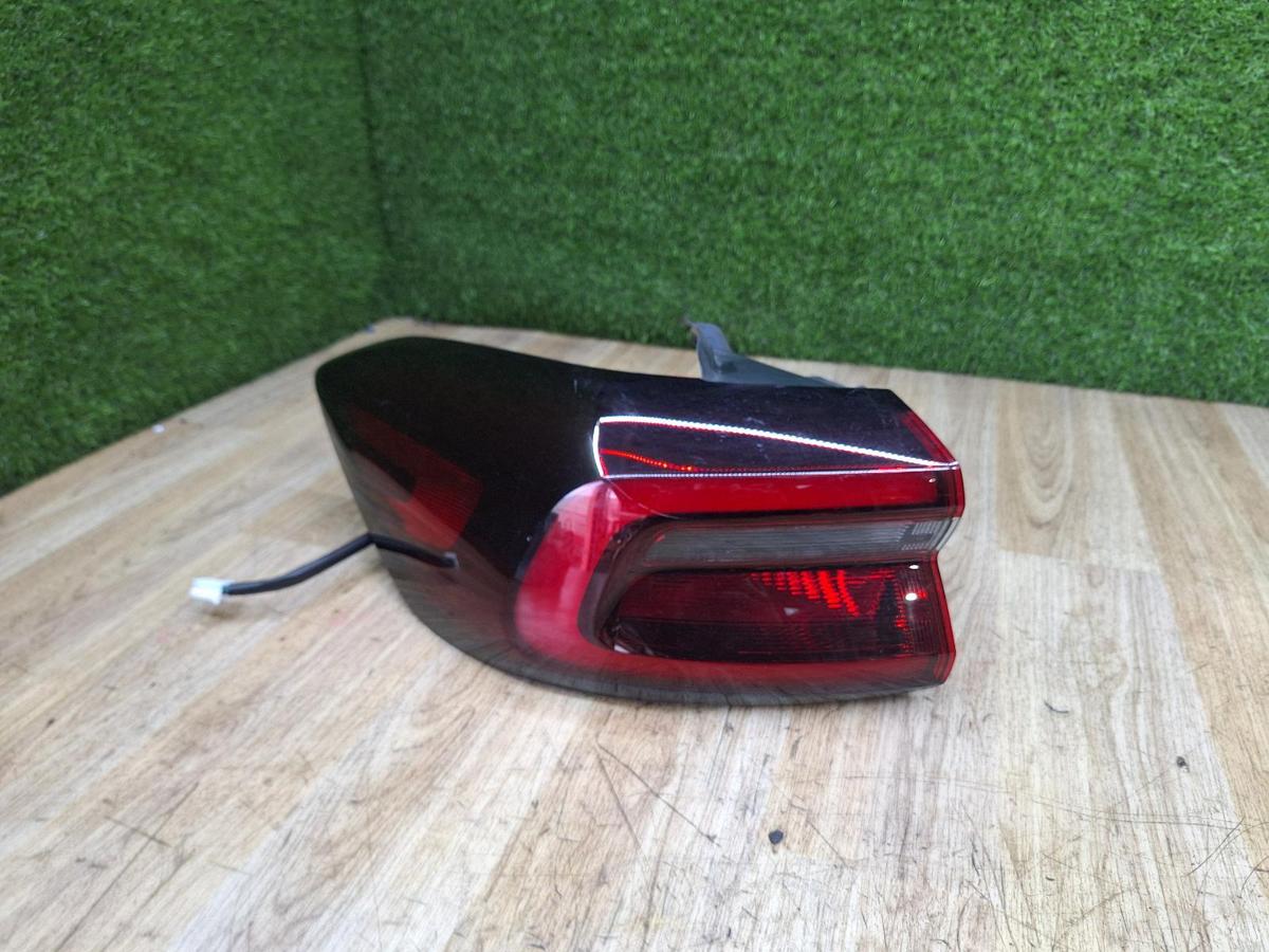 1000928403-Left Taillight Top