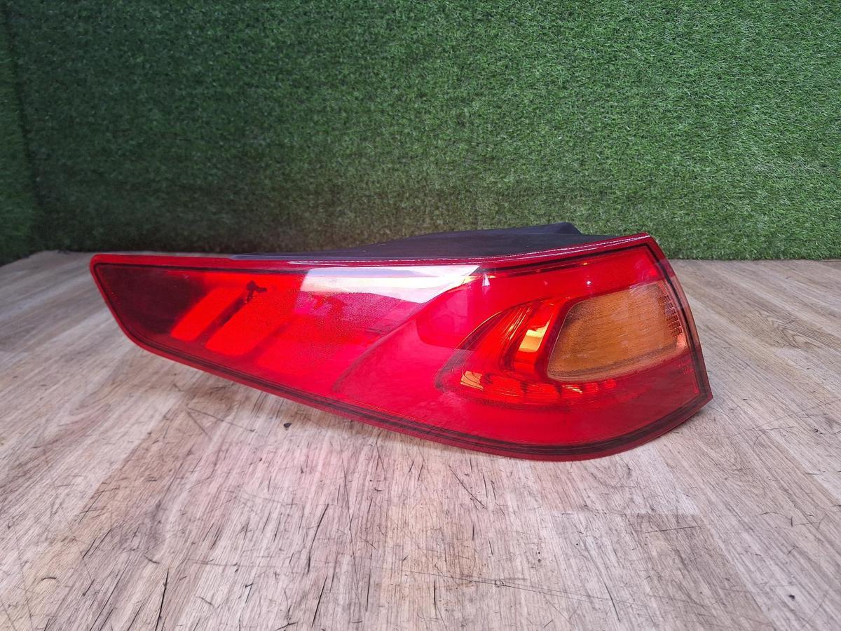 1000929571-Left Taillight Top