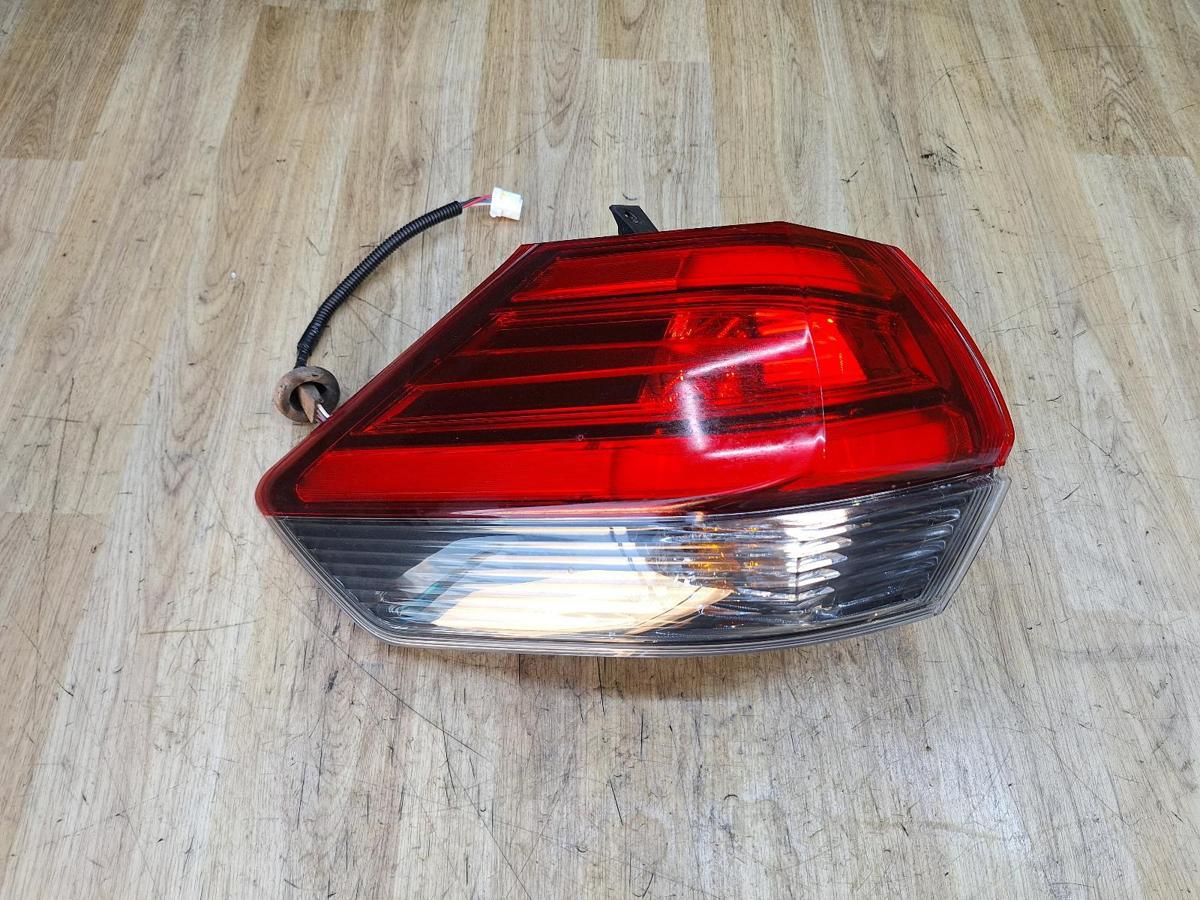 1000933856-Left Taillight Top