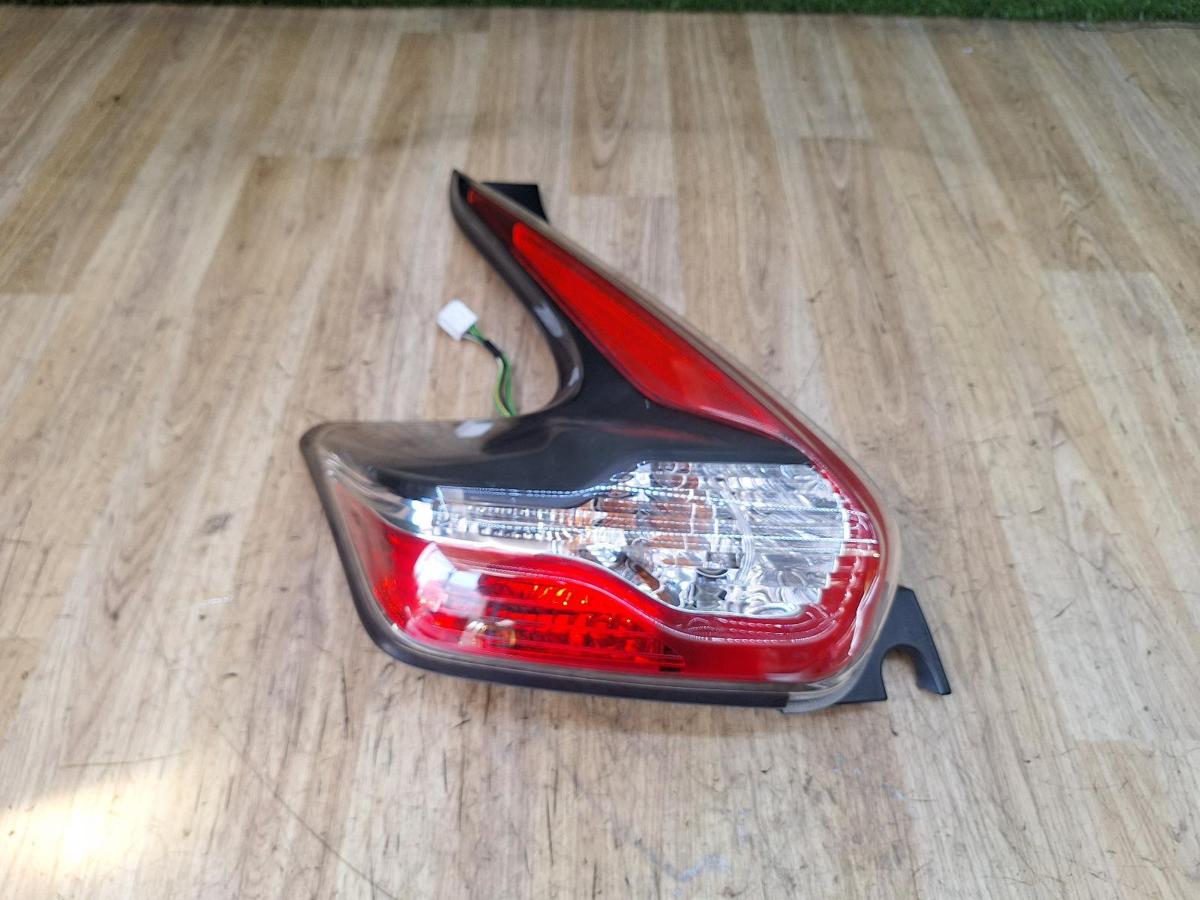 1000934915-Left Taillight Top