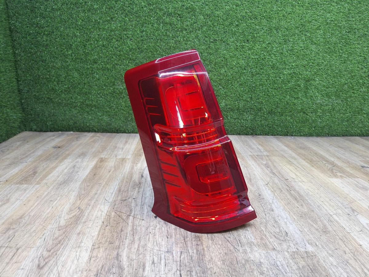 1000934383-Left Taillight Top