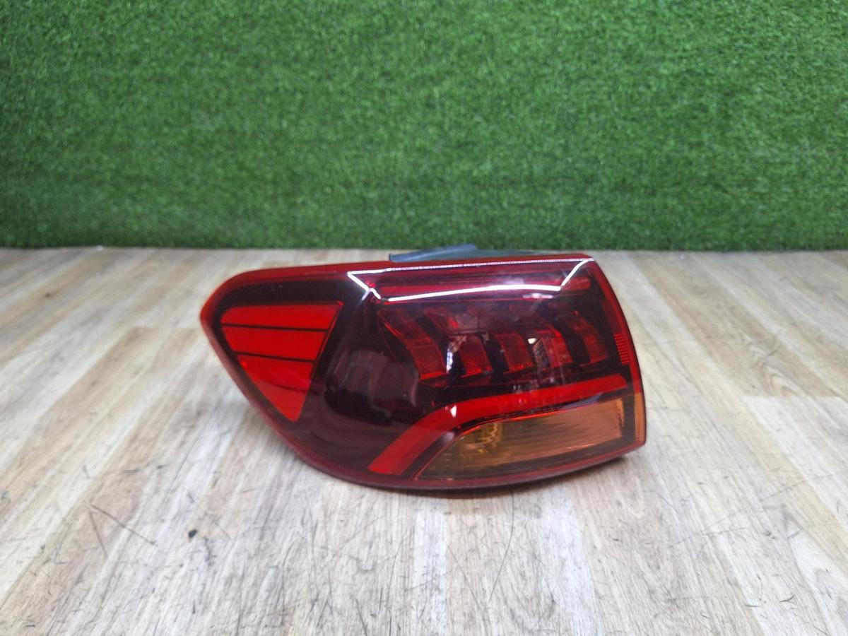 1000933415-Left Taillight Top