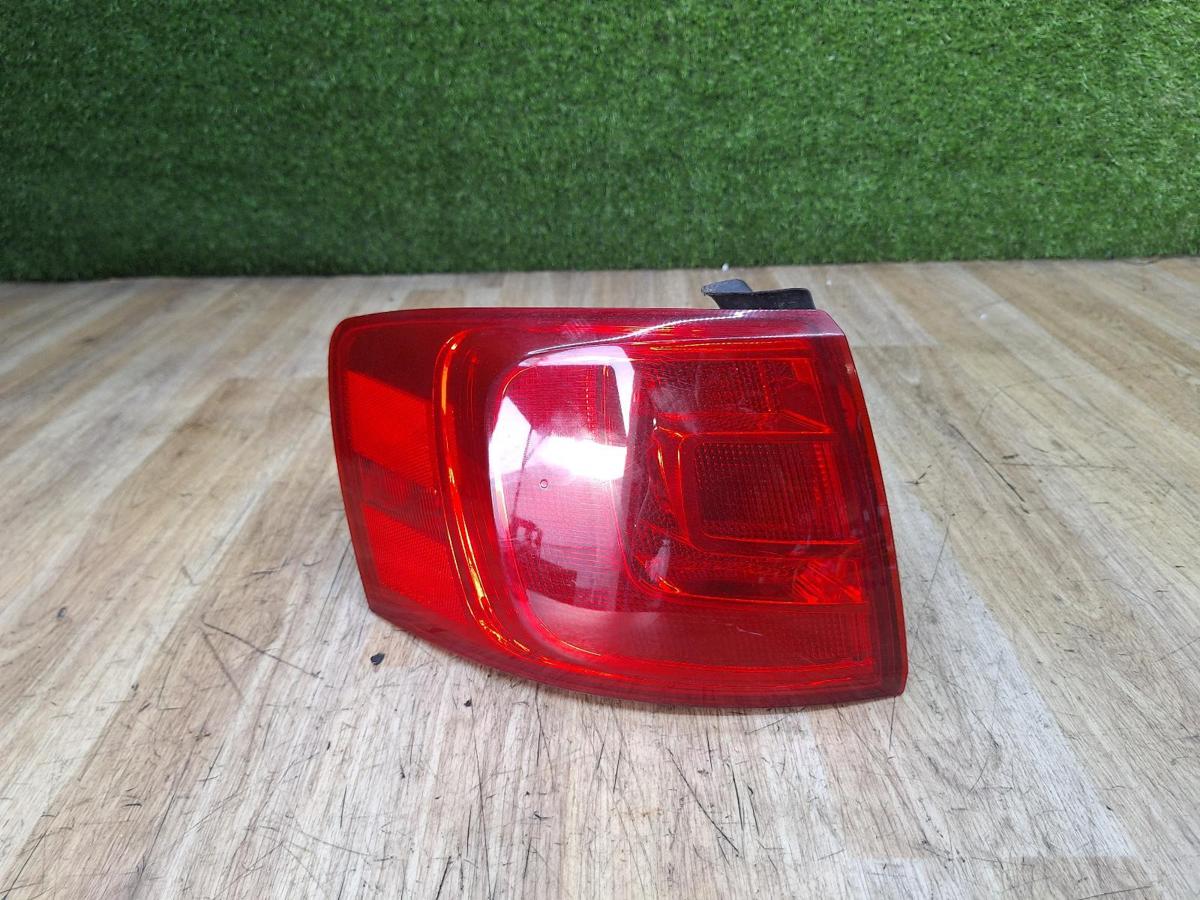 1000939710-Left Taillight Top