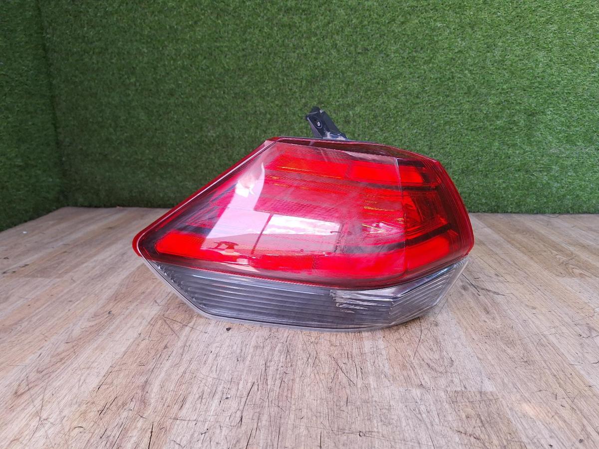 1000938975-Left Taillight Top