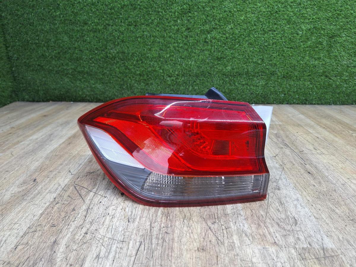 1000947483-Left Taillight Top