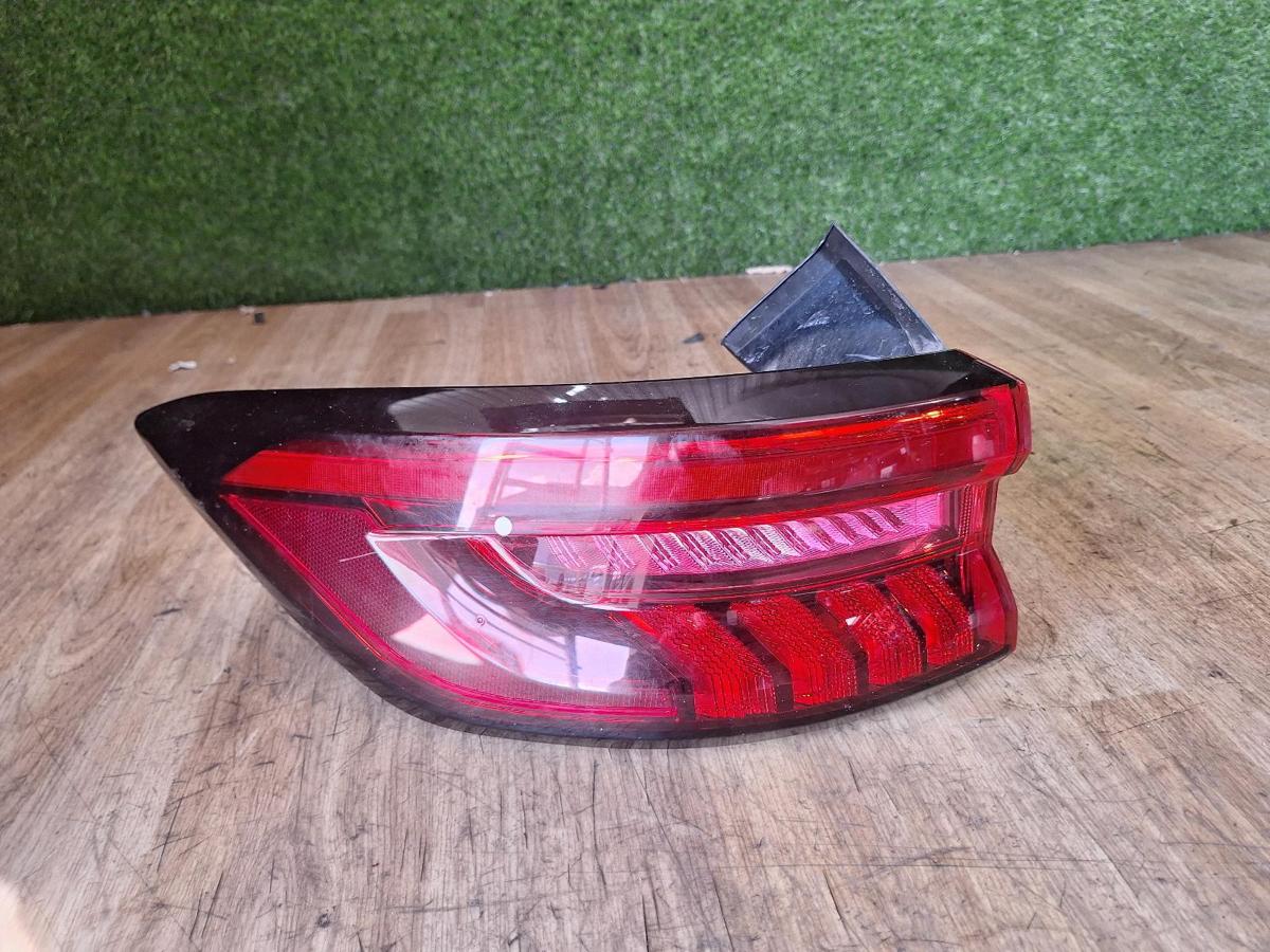 1000912118-Left Taillight Top