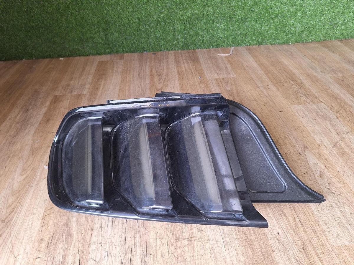 1000911162-Left Taillight Top