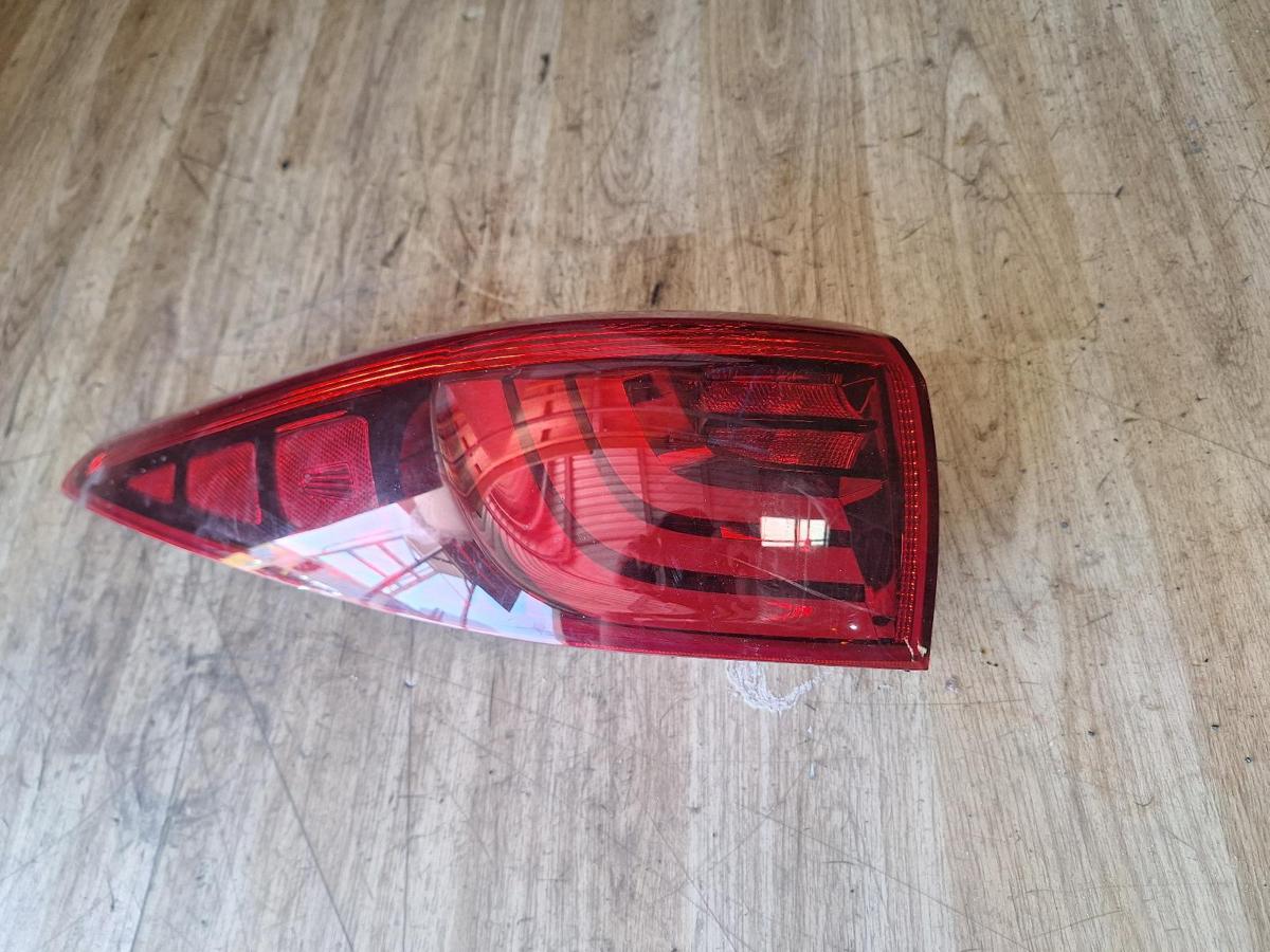 1000909537-Left Taillight Top