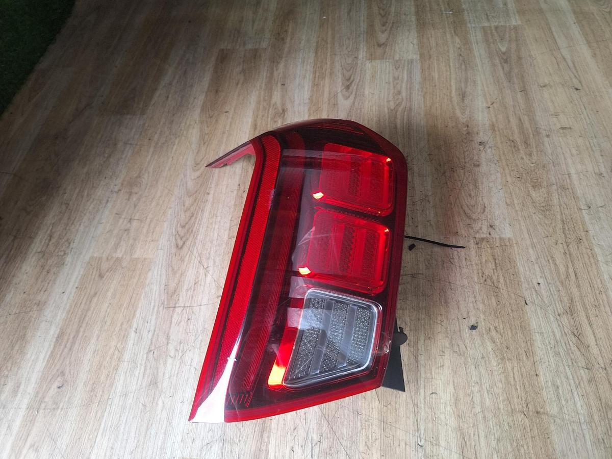 1000901826-Left Taillight Top