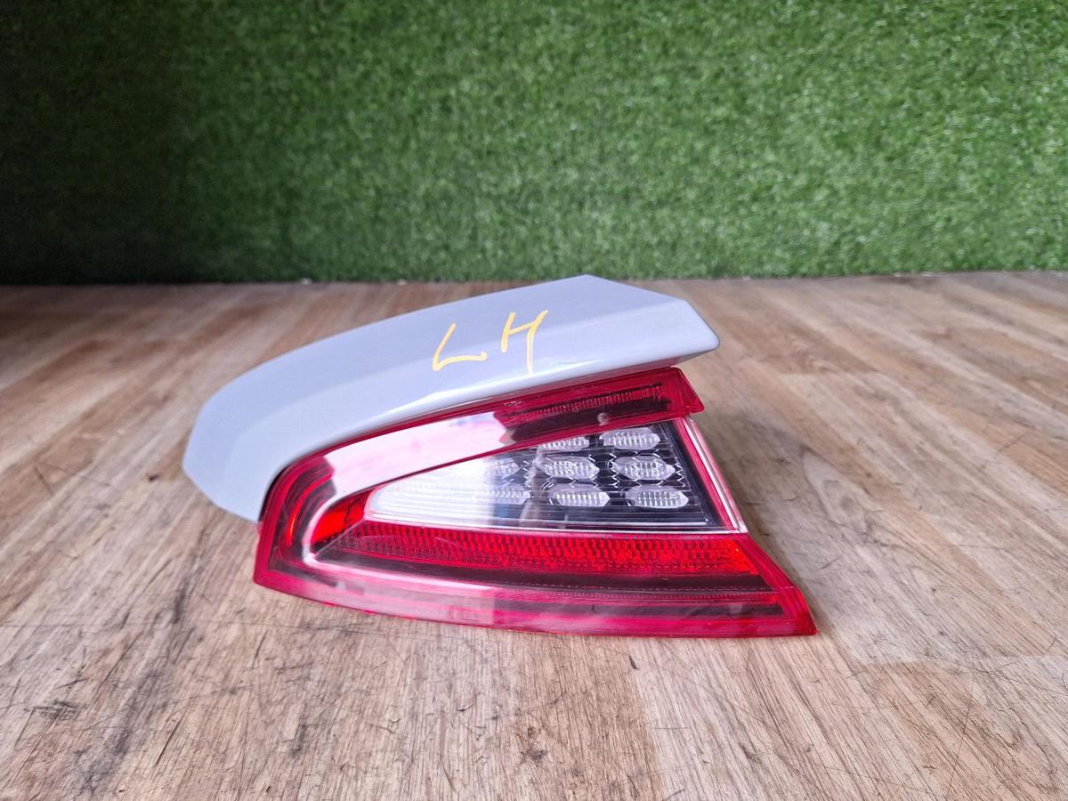 1000900565-Left Taillight Top