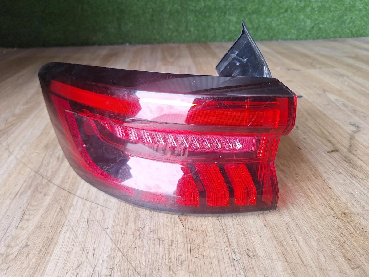 1000899967-Left Taillight Top
