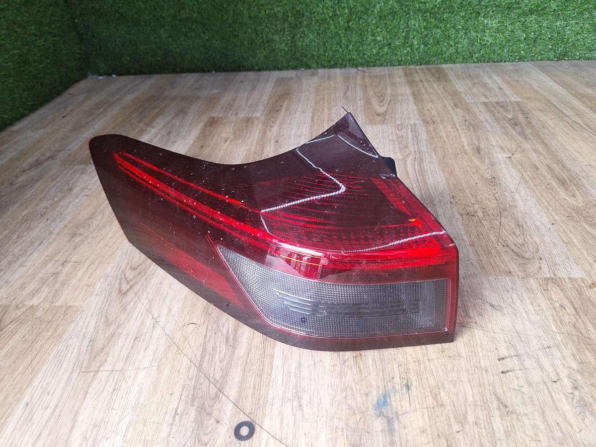 1000899073-Left Taillight Top