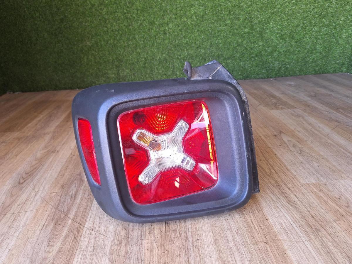 1000897618-Left Taillight Top