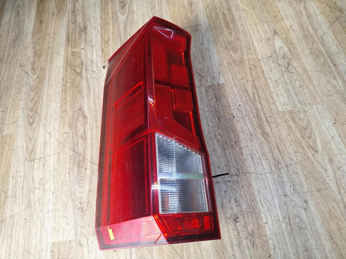 1000896084-Left Taillight Top