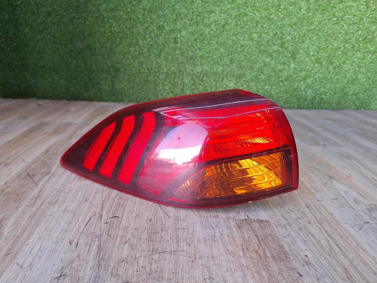 1000885629-Left Taillight Top