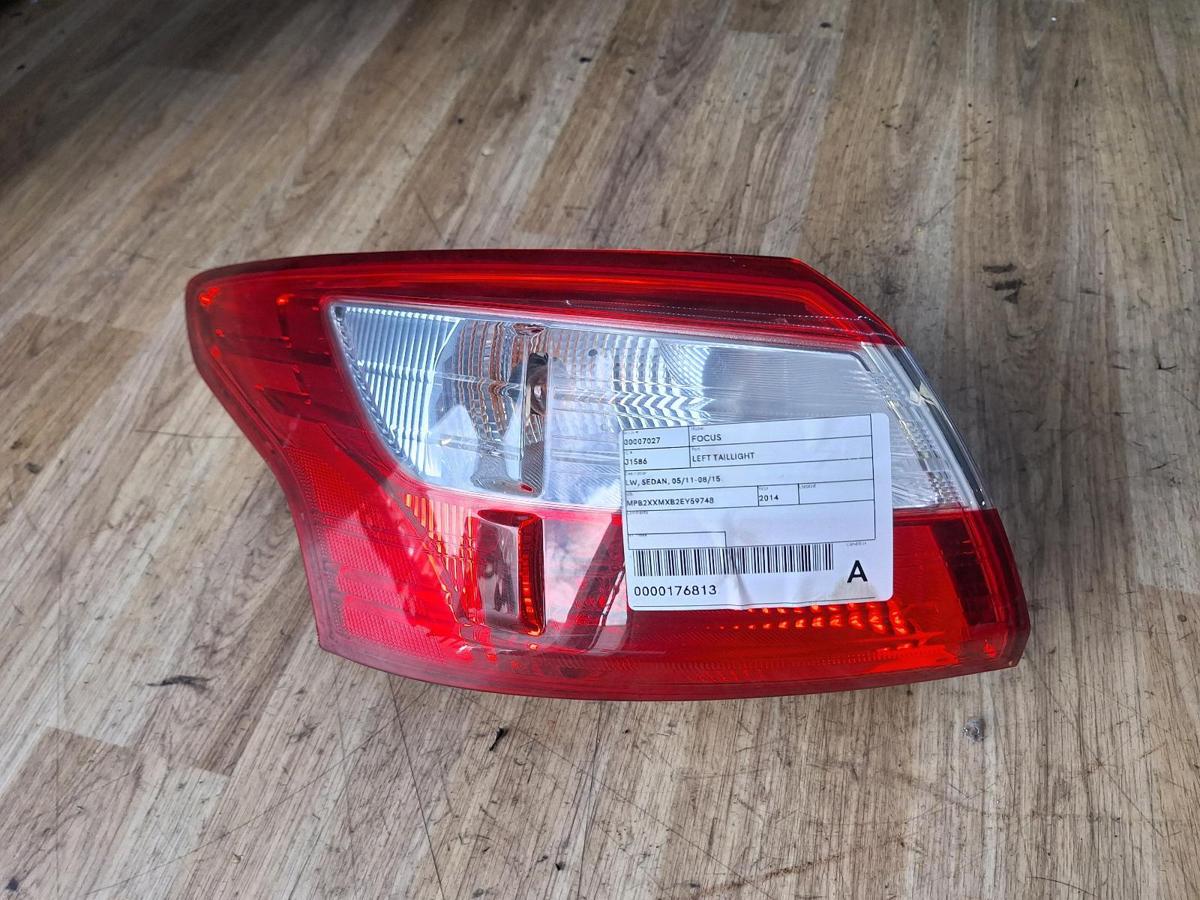 1000878624-Left Taillight Top