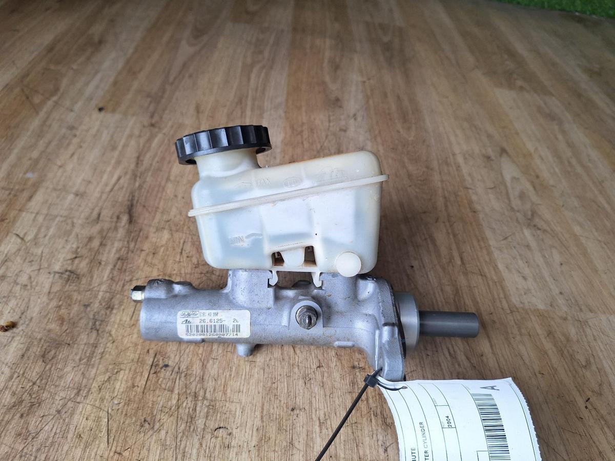1000899298-Master Cylinder Top