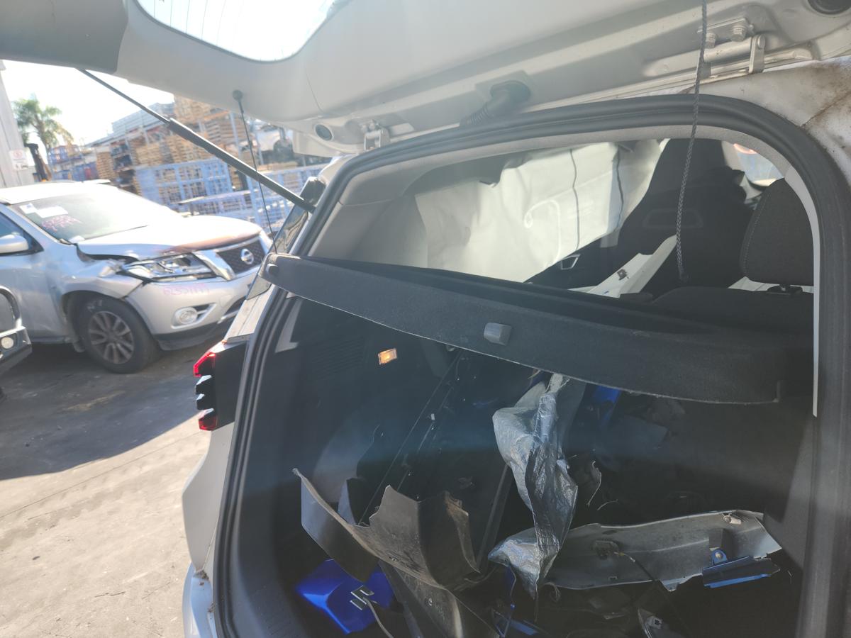1000943808-Parcel Shelf/Cargo Blind