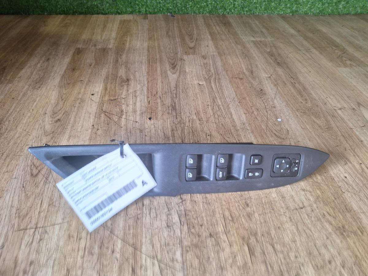 1000909300-Power Window Switch Master Top