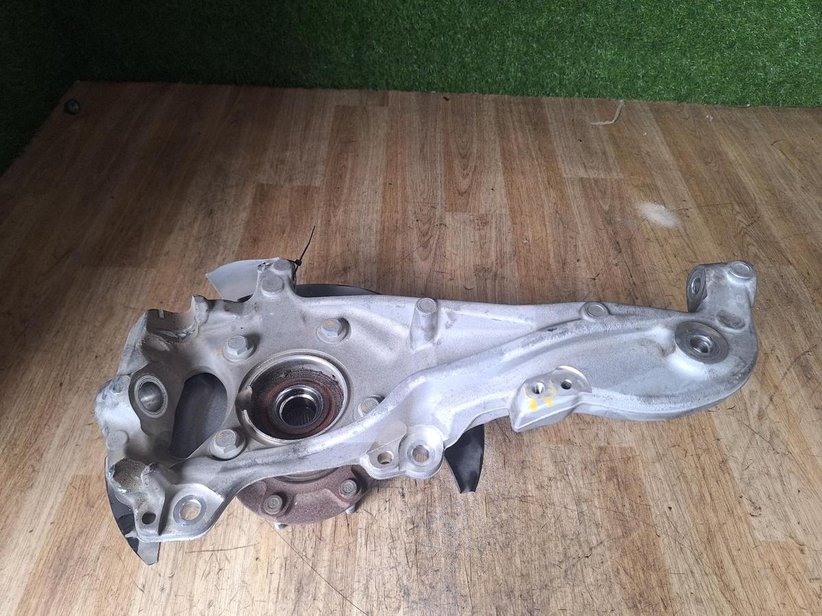 1000911670-Right Front Hub Assembly Top
