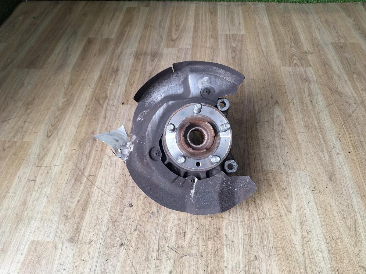 1000881827-Right Front Hub Assembly Top