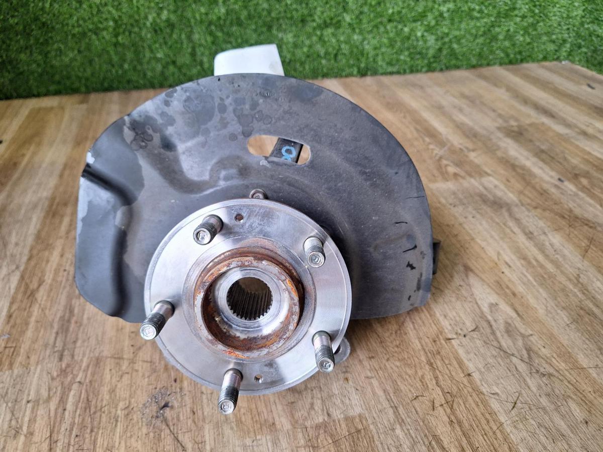 1000891157-Right Front Hub Assembly Top