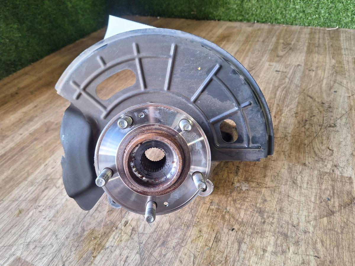 1000901993-Right Front Hub Assembly Top