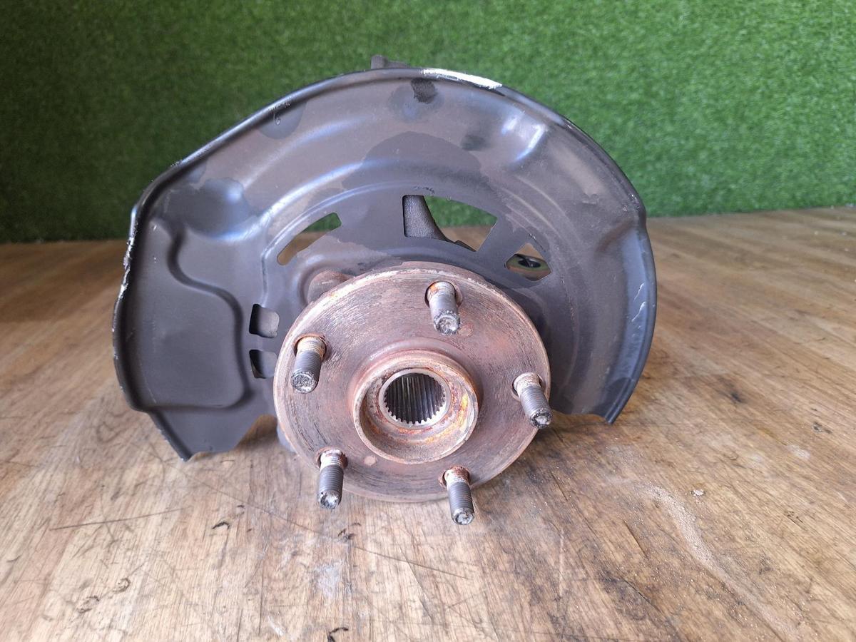1000906902-Right Front Hub Assembly Top
