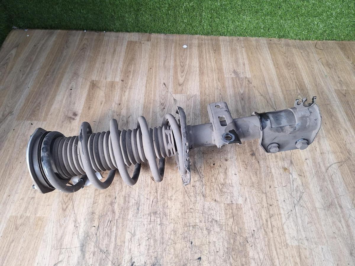 1000896103-Right Front Strut Bottom