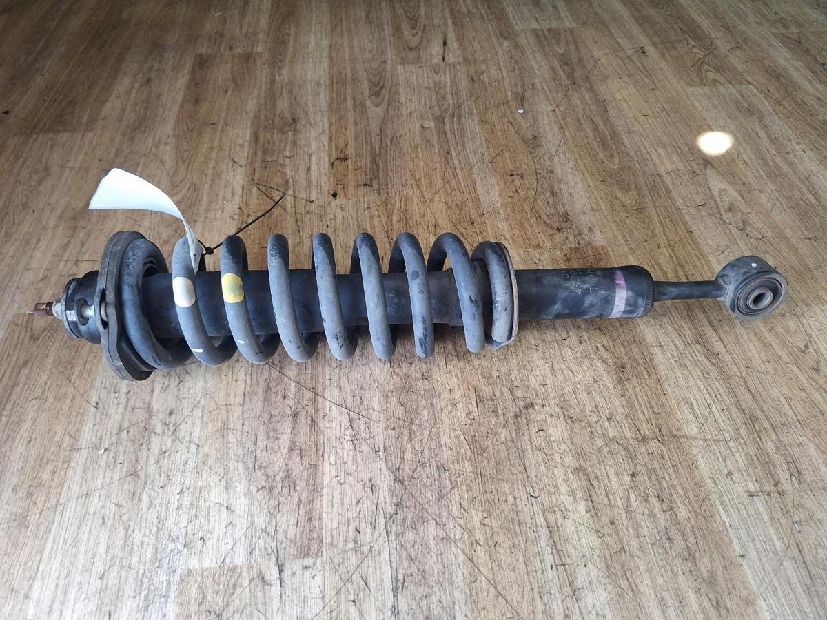 1000909018-Right Front Strut Bottom