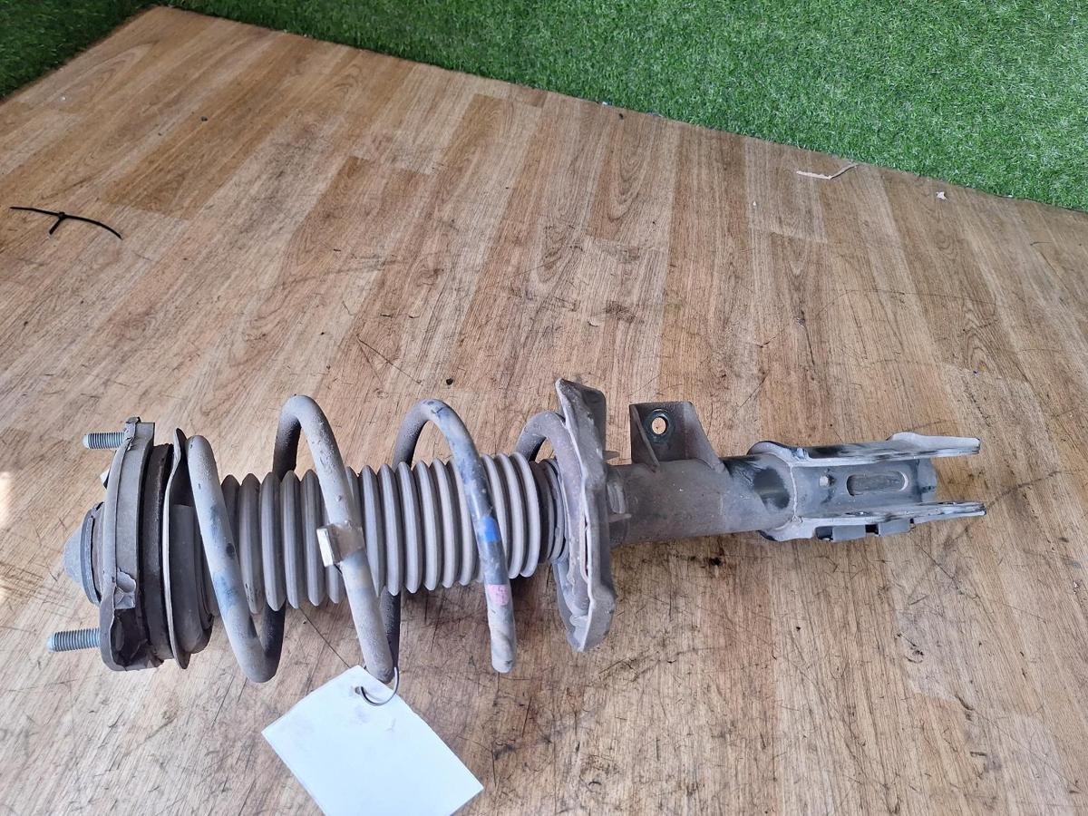 1000912741-Right Front Strut Top