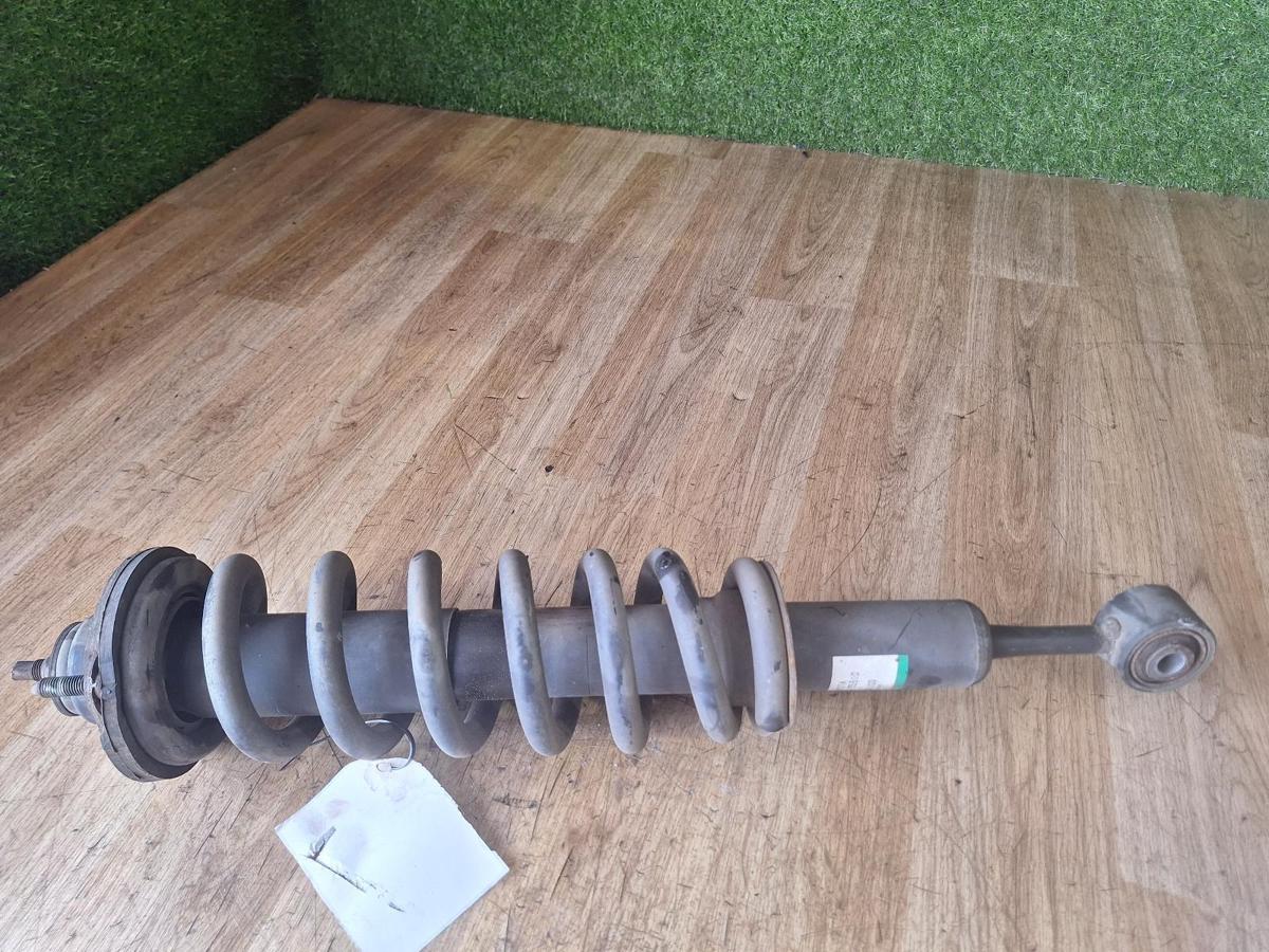 1000908901-Right Front Strut Top