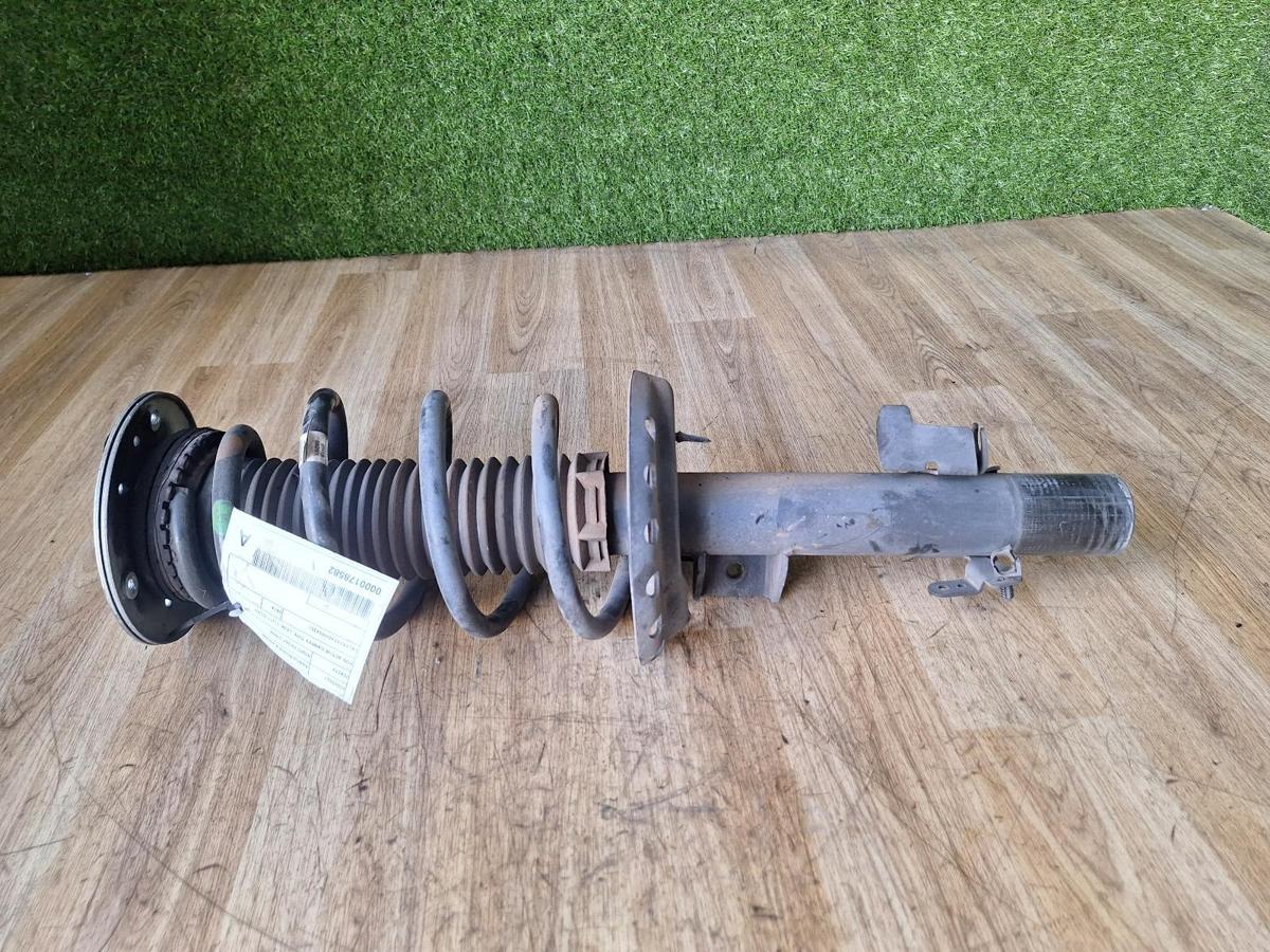 1000881826-Right Front Strut Top